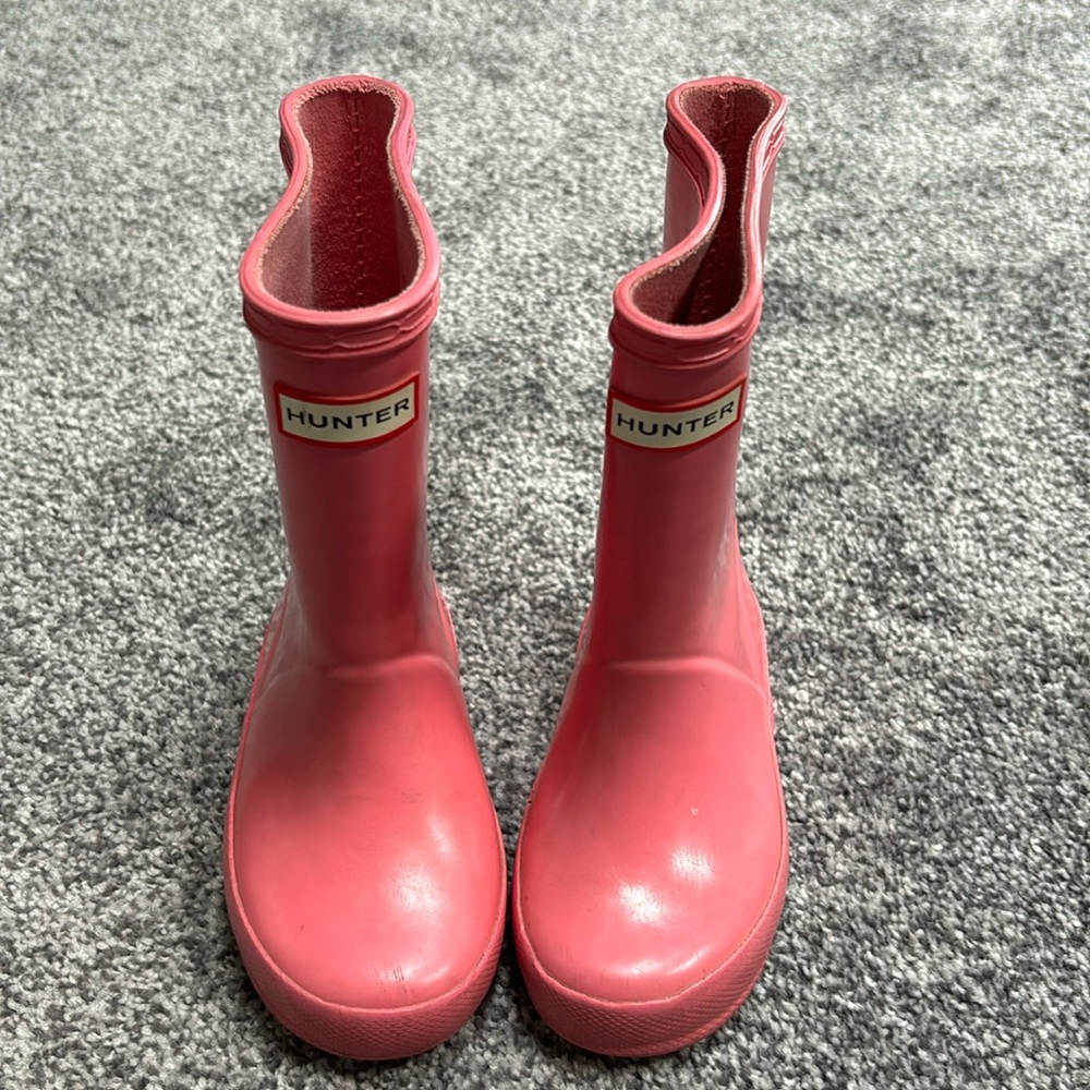 EUC girl hunter boots still have plenty left to 💗 love size 9